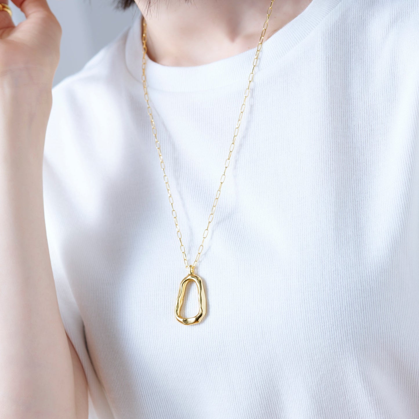 deform oval long necklace